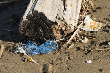 Kirliliği kum plaj plastik ve çöp malzeme