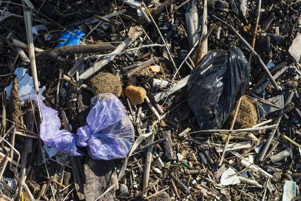 Zanieczyszczenie Materiału Plastik Nosze Piaszczystej Plaży — Zdjęcie stockowe