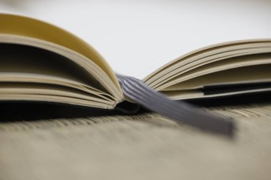 Siyah kapak notu kitap kumaş yer işareti ile.