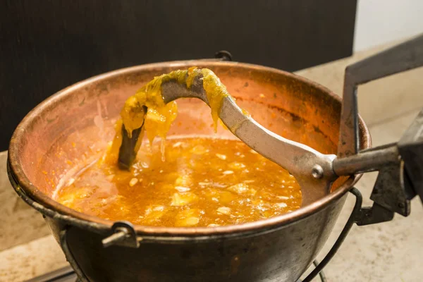 Preparación Mermelada Naranja Casera Estilo Italiano Con Brazo Agitación Automático —  Fotos de Stock