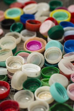 Plajda toplanan plastik nesneler 