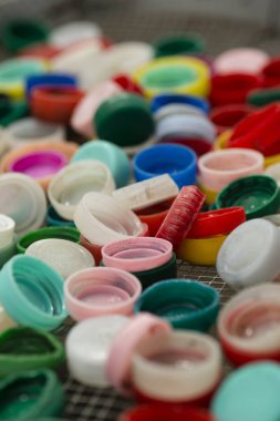 Plajda toplanan plastik nesneler 