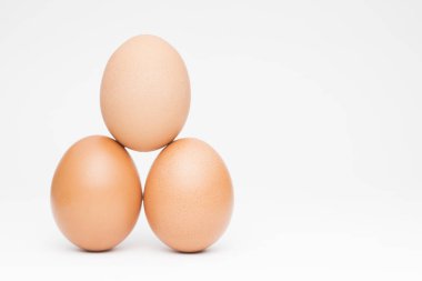 Denge Piramidi üç tavuk yumurtası