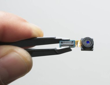 Lens, elektronik devre ve mikro kameranın sensör kutusu.