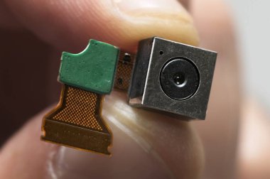 Objektif, elektronik devre ve mikro kamera sensörü.