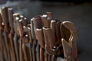 yetersiz araçları ve demir dövme eylemleri..