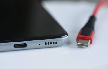 Akıllı telefondaki Usb-C kablo fişinin ve bağlantı noktasının ön girişi.