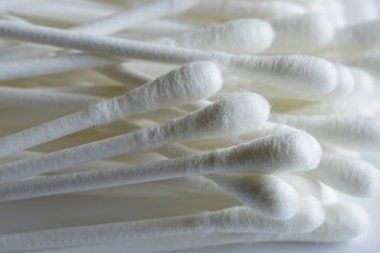 Kulak temizliği ve makyaj için pamuklu bezler.