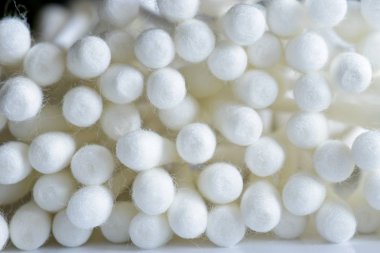 Kulak temizliği ve makyaj için pamuklu bezler.