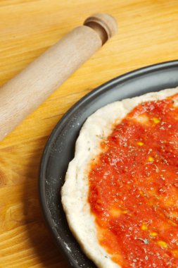 Klasik ev yapımı domates soslu ve mozzarella peynirli margherita pizzası..
