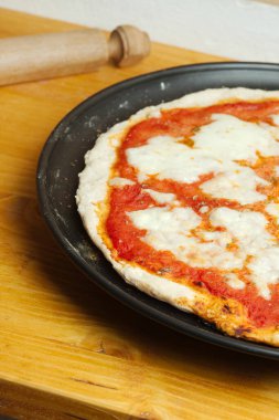 Klasik ev yapımı domates soslu ve mozzarella peynirli margherita pizzası..