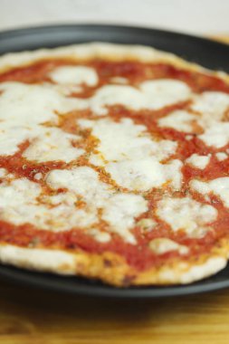 Klasik ev yapımı domates soslu ve mozzarella peynirli margherita pizzası..