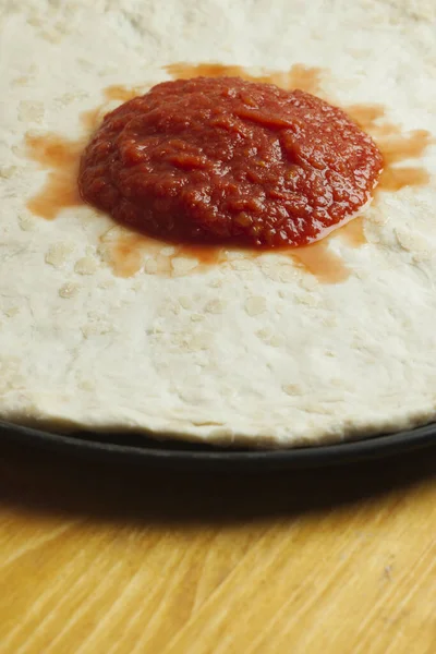 Preparação Pizza Margherita Caseira Clássica Com Molho Tomate Queijo Mussarela — Fotografia de Stock