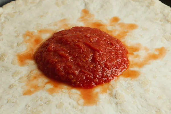 Przygotowanie Klasycznej Domowej Pizzy Margherita Sosem Pomidorowym Serem Mozzarella — Zdjęcie stockowe