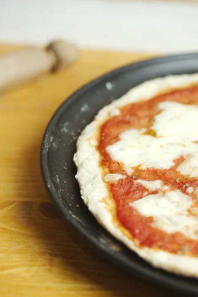 Preparazione Della Classica Pizza Margherita Fatta Casa Con Salsa Pomodoro — Foto Stock