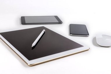 Ofis Masaları dijital tablet, smartphone, fare ve izole saf beyaz zemin üzerine kalem / dizüstü ve tablet mockup kavramı. (Seçici odak)