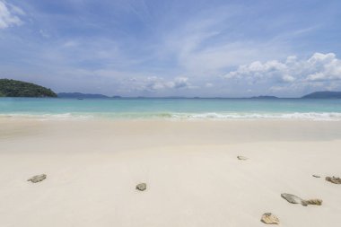 Deniz güzel tropikal plaj arka plan ufuk mavi gökyüzü ve beyaz kum ile görüntüleyin. Yaz konsepti.