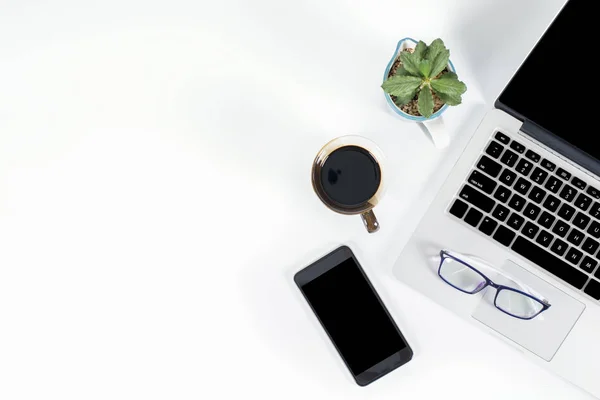 Mesa Oficina Con Ordenador Portátil Teléfono Inteligente Pluma Portátil Café —  Fotos de Stock