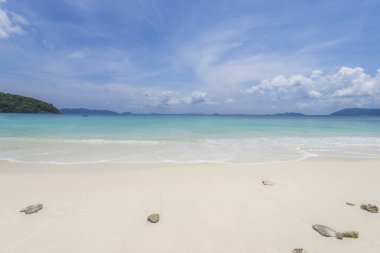 Deniz güzel tropikal plaj arka plan ufuk mavi gökyüzü ve beyaz kum ile görüntüleyin. Yaz konsepti.