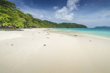 Deniz güzel tropikal plaj arka plan ufuk mavi gökyüzü ve beyaz kum ile görüntüleyin. Yaz konsepti.