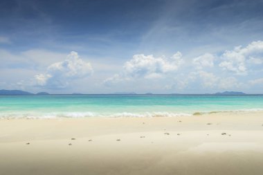 Deniz güzel tropikal plaj arka plan ufuk mavi gökyüzü ve beyaz kum ile görüntüleyin. Yaz konsepti.