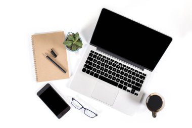 Ofis masaları ile dizüstü bilgisayar, smartphone, kalem, defter ve izole saf beyaz zemin üzerine kahve / dizüstü ve tablet mockup kavramı. (Seçici odak)