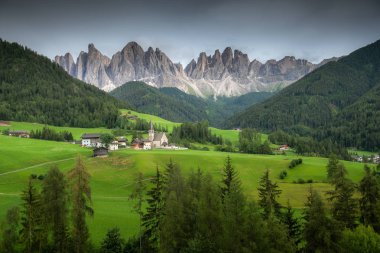 Dağlar arka plan ile kırsal ve yeşil alan güzel manzarasına Dolomites, İtalya dan yaz.