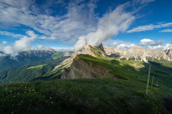 Mavi Gökyüzü Ile Yeşil Dağ Muhteşem Manzara Görünümü Yaz Dolomites — Stok fotoğraf
