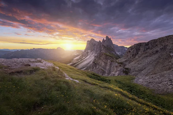 Harika Manzaralar Görünümünü Altın Gökyüzü Ile Yeşil Dağ Dolomites Talya — Stok fotoğraf