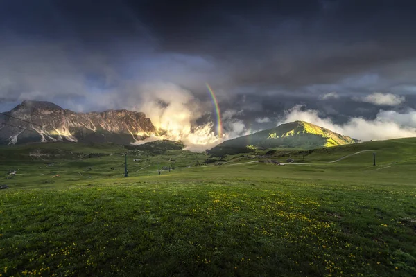 Mavi Gökyüzü Ile Yeşil Dağ Muhteşem Manzara Görünümü Günbatımı Dolomites — Stok fotoğraf