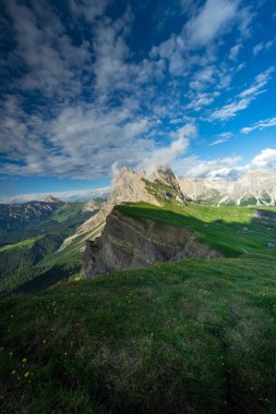 Mavi gökyüzü ile yeşil dağ muhteşem manzara görünümü'yaz Dolomites, İtalya.