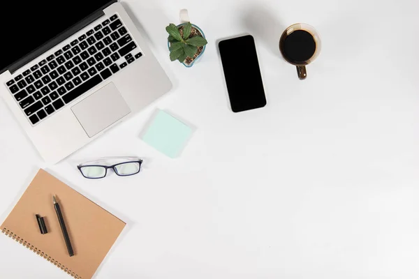 Tabel Kantor Dengan Komputer Laptop Smartphone Pena Notebook Dan Kopi — Stok Foto