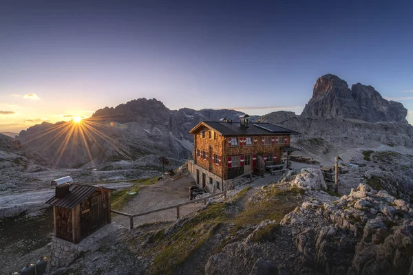 Şaşırtıcı Kulübe Dağ Dolomites Talya Dan Gündoğumu Sabah Arka Plan — Stok fotoğraf