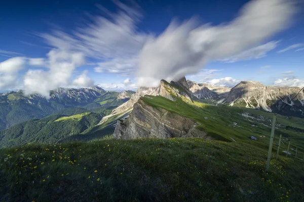 Mavi Gökyüzü Ile Yeşil Dağ Muhteşem Manzara Görünümü Yaz Dolomites — Stok fotoğraf