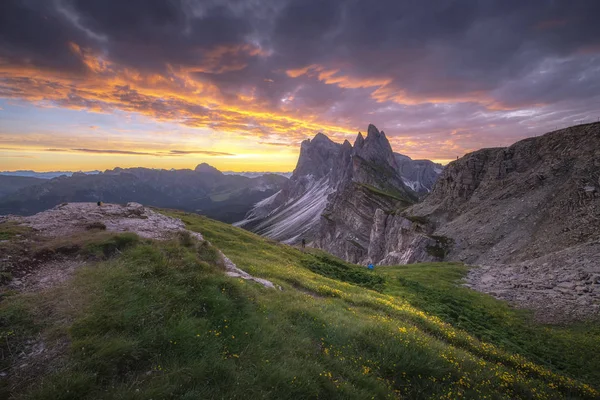 Harika Manzaralar Görünümünü Altın Gökyüzü Ile Yeşil Dağ Dolomites Talya — Stok fotoğraf