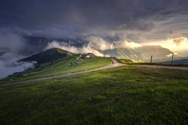 Prachtig Uitzicht Van Landschappen Van Groene Berg Met Blauwe Lucht — Stockfoto