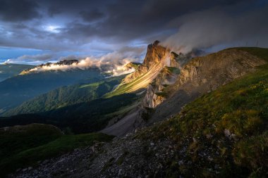 Dolomites, İtalya yaz başında üzerinde mavi gökyüzü ile dağda Altın ışık harika manzara görünümü.
