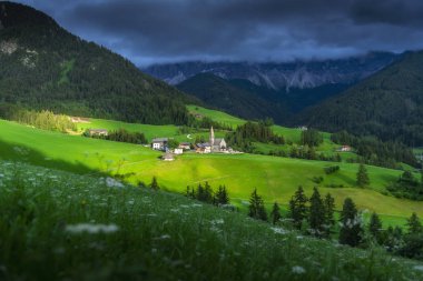 Şaşırtıcı Dolomites, İtalya günbatımı üzerinde yeşil tepe ve mavi gökyüzü ile dağ görünümü manzaralar.