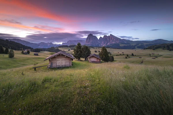 Şaşırtıcı Kulübe Tepeler Yaz Mavi Gökyüzü Ile Sunrise Seiser Alm — Stok fotoğraf