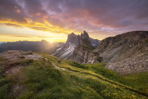 Harika Manzaralar Görünümünü Altın Gökyüzü Ile Yeşil Dağ Dolomites Talya — Stok fotoğraf