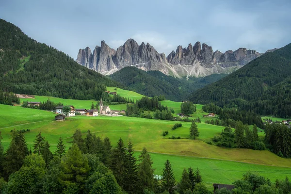 Dağlar Arka Plan Ile Kırsal Yeşil Alan Güzel Manzarasına Dolomites — Stok fotoğraf