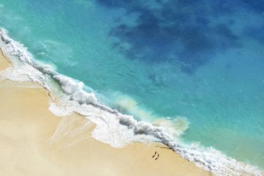 Deniz manzarası mavi okyanus dalgası havadan görünümü kumlu plaj zemin üzerine.