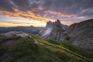 Harika manzaralar görünümünü altın gökyüzü ile yeşil dağ Dolomites, İtalya dan gündoğumu sabahı.
