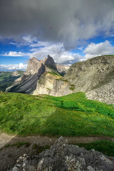 Niesamowite Krajobrazy Widok Zielonej Góry Błękitne Niebo Lato Dolomitów Włochy — Zdjęcie stockowe
