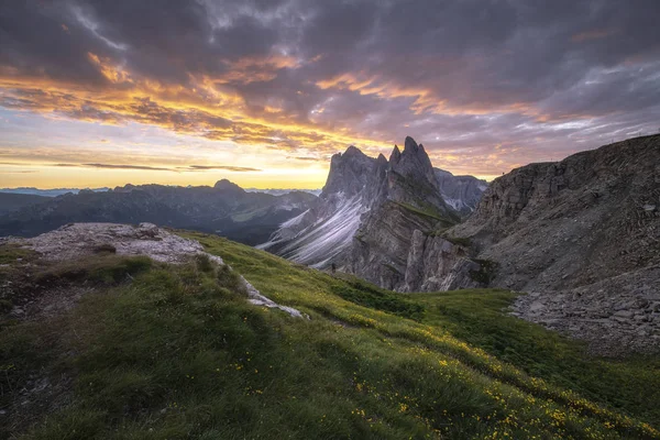 Harika Manzaralar Görünümünü Altın Gökyüzü Ile Yeşil Dağ Dolomites Talya — Stok fotoğraf