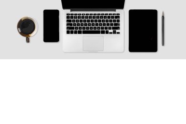 Ofis masaları dizüstü bilgisayar, dijital tablet, cep telefonu ve aksesuarları ile düz yatıyordu fotoğraf. Modern iki (beyaz ve gri) arka plan sesi. Masaüstü Ofis mockup kavramı.