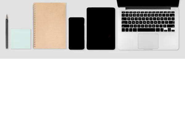 平躺照片的办公桌上有笔记本电脑 数码片 手机和配件 在现代二口气 白色和灰色 台式机办公室样机概念 — 图库照片