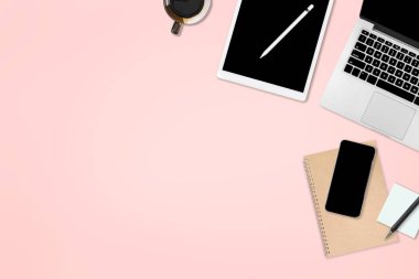 Ofis masaları dizüstü bilgisayar, dijital tablet, cep telefonu ve aksesuarları ile düz yatıyordu fotoğraf. izole pembe arka plan. Masaüstü Ofis mockup kavramı.