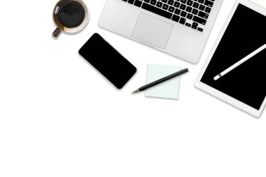 Ofis masaları dizüstü bilgisayar, dijital tablet, cep telefonu ve aksesuarları ile düz yatıyordu fotoğraf. izole beyaz arka plan üzerinde. Masaüstü Ofis mockup kavramı.