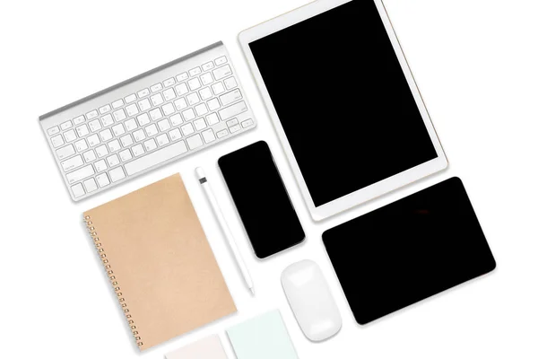 平躺照片的办公桌上有笔记本电脑 数码片 手机和配件 在孤立的白色背景上 台式机办公室样机概念 — 图库照片